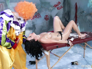 Weird and kinda creepy-ass clown dude fucks this brunette MILF. She's so slutty that she doesn't mind getting fucked by a Great Value Pennywise.
