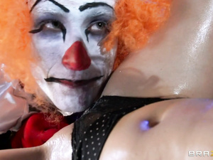 Weird and kinda creepy-ass clown dude fucks this brunette MILF. She's so slutty that she doesn't mind getting fucked by a Great Value Pennywise.